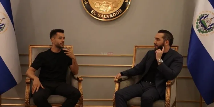 Nayib Bukele deja entrever su deseo de gobernar El Salvador 10 años más en entrevista con popular youtuber español