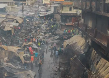 Presidenta de Honduras anuncia reconstrucción del mercado tras incendio en San Pedro Sula