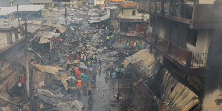 Presidenta de Honduras anuncia reconstrucción del mercado tras incendio en San Pedro Sula
