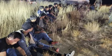 Capturan a migrantes centroamericanos ocultos en camión en Texas