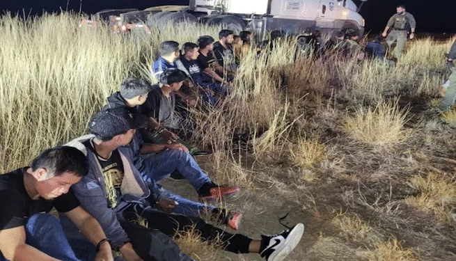 Capturan a migrantes centroamericanos ocultos en camión en Texas
