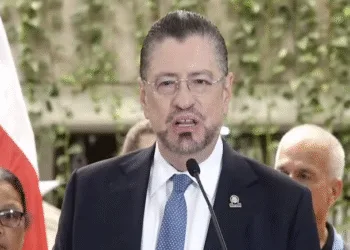El presidente costarricense advierte a diputados que “habrá consecuencias” si deciden levantar su inmunidad