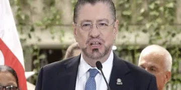 El presidente costarricense advierte a diputados que “habrá consecuencias” si deciden levantar su inmunidad