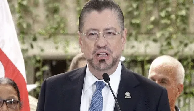 El presidente costarricense advierte a diputados que “habrá consecuencias” si deciden levantar su inmunidad