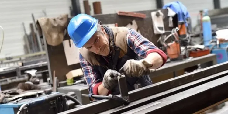 Guatemala aumenta el salario mínimo hasta en 7.5 % para 2026 entre críticas de cámaras empresariales