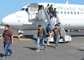 El Salvador registra baja en vuelos con deportados desde EE UU, pero sigue entre los principales receptores en 2025