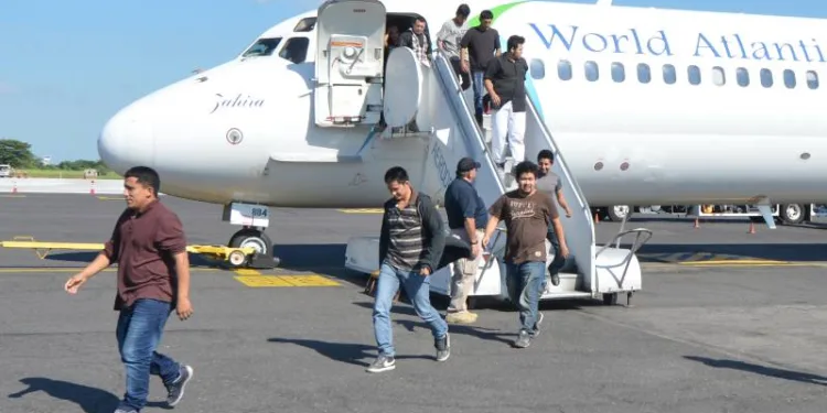 El Salvador registra baja en vuelos con deportados desde EE UU, pero sigue entre los principales receptores en 2025