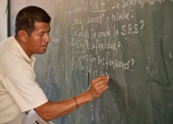 Más de 33 mil docentes sin aguinaldo y el gobierno hondureño bajo presión por millonaria deuda salarial