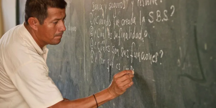 Más de 33 mil docentes sin aguinaldo y el gobierno hondureño bajo presión por millonaria deuda salarial