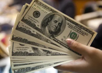 Costa Rica enfrenta presión por la caída del dólar: sectores alertan pérdida de competitividad