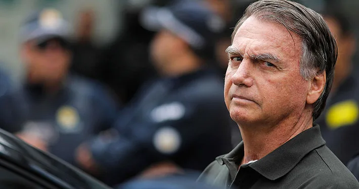 Bolsonaro sale de prisión para una cirugía y queda bajo custodia judicial en Brasil