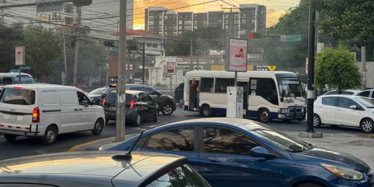 El Salvador ya tiene más carros que hogares: el parque vehicular supera los 2 millones de unidades