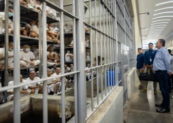 Presidente de Costa Rica visita la megacárcel salvadoreña y se convierte en el primer mandatario extranjero en recorrer esa prisión