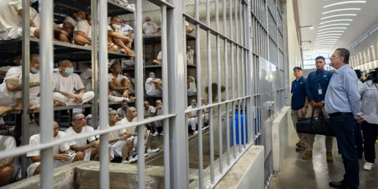 Presidente de Costa Rica visita la megacárcel salvadoreña y se convierte en el primer mandatario extranjero en recorrer esa prisión