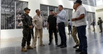 Presidente de Costa Rica visita la megacárcel salvadoreña y se convierte en el primer mandatario extranjero en recorrer esa prisión