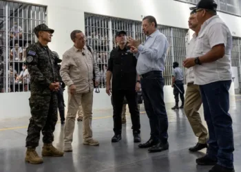 Presidente de Costa Rica visita la megacárcel salvadoreña y se convierte en el primer mandatario extranjero en recorrer esa prisión