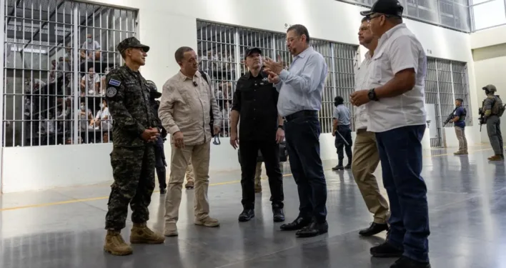 Presidente de Costa Rica visita la megacárcel salvadoreña y se convierte en el primer mandatario extranjero en recorrer esa prisión