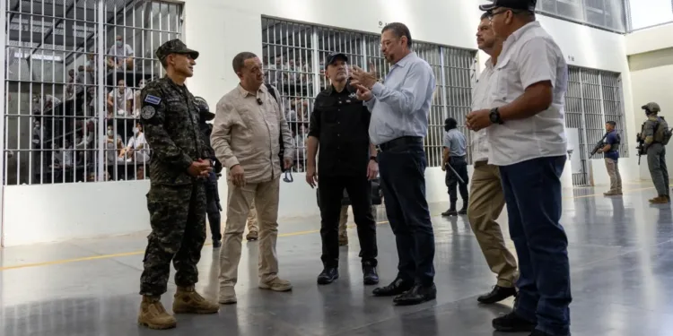 Presidente de Costa Rica visita la megacárcel salvadoreña y se convierte en el primer mandatario extranjero en recorrer esa prisión