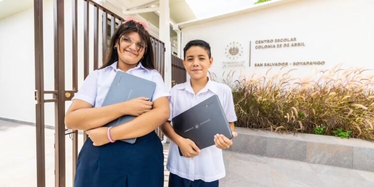 El Salvador entregará útiles escolares a más de 1.2 millones de estudiantes antes del inicio de clases