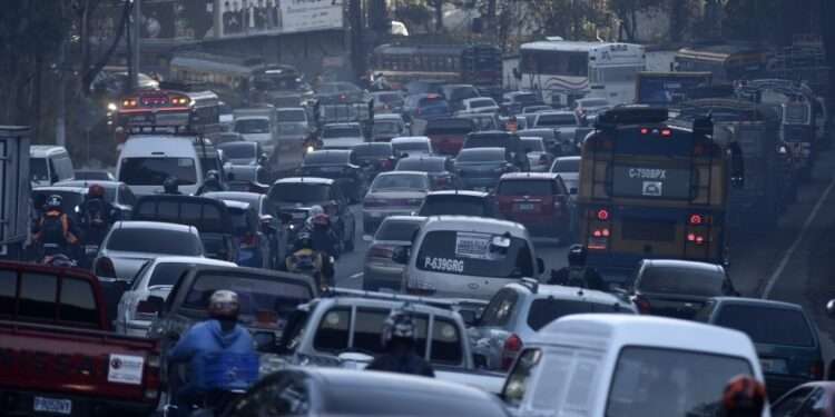 Guatemala propone horarios diferenciados y teletrabajo ante un parque vehicular que creció en 200 mil vehículos el último año