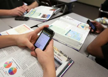 Casi todos tienen celular en Costa Rica, pero la brecha digital persiste sin internet ni computadoras