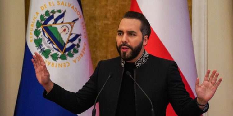 Bukele afirma que la mayoría de presos en El Salvador saldrán en menos de una década