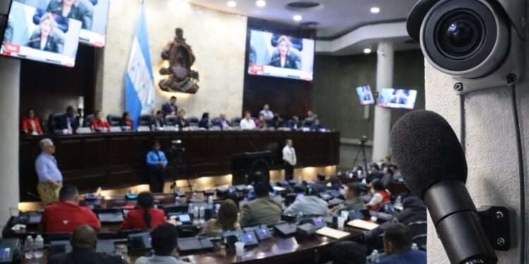 Encuentran cámaras y micrófonos ocultos en el Congreso Nacional de Honduras en plena transición legislativa