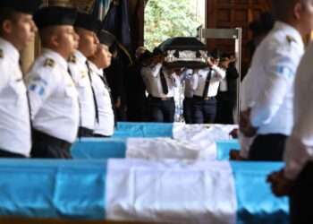 Guatemala despide a los agentes de la PNC asesinados en ataques derivados de los motines en cárceles