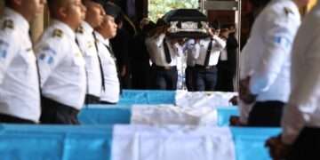 Guatemala despide a los agentes de la PNC asesinados en ataques derivados de los motines en cárceles