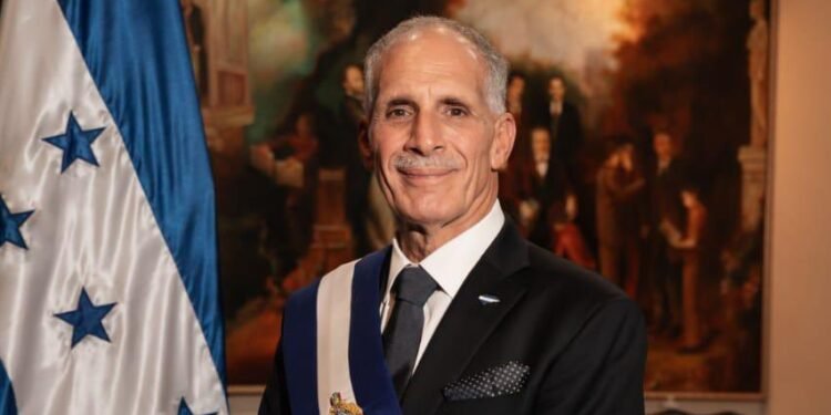 Presidente de Honduras asume control directo de la Secretaría de Salud y anuncia plan para reducir mora quirúrgica y desabastecimiento