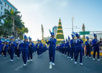 Millares de salvadoreños asisten al desfile de Año Nuevo en San Salvador