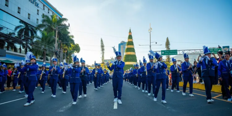 Millares de salvadoreños asisten al desfile de Año Nuevo en San Salvador