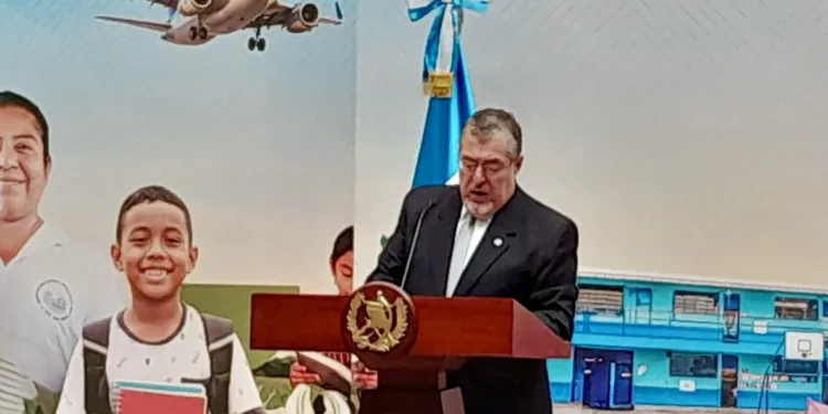 Arévalo asegura que cooperación de Guatemala con EEUU continúa y descarta impacto por salida del embajador