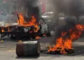 Protestas de simpatizantes del oficialismo escalan en Tegucigalpa e incendian vehículo