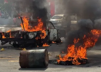 Protestas de simpatizantes del oficialismo escalan en Tegucigalpa e incendian vehículo