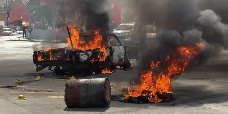 Protestas de simpatizantes del oficialismo escalan en Tegucigalpa e incendian vehículo