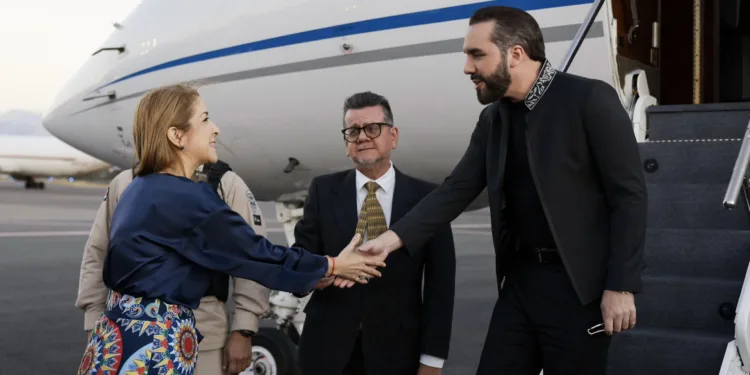 Bukele llega a Costa Rica para visita oficial y colocación de primera piedra de prisión inspirada en su megacárcel