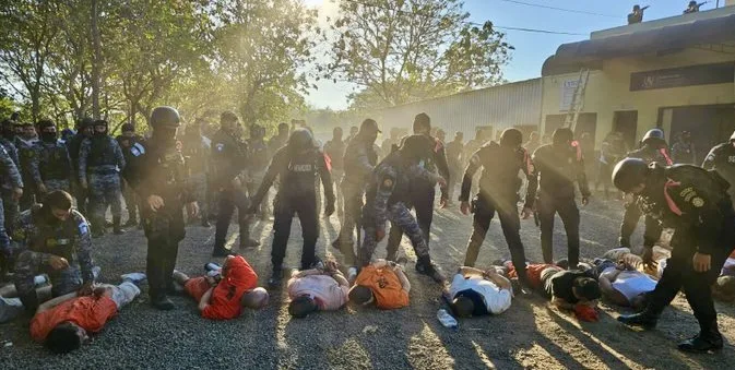 Policía de Guatemala retoma control de cárcel tras motín y libera a guardias retenidos