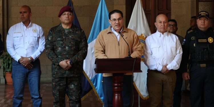 Autoridades de Guatemala confirman muerte de 7 policías, anuncian refuerzo de seguridad y descartan negociación con grupos criminales