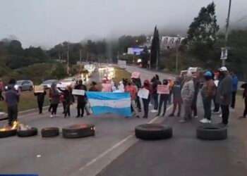 Colectivos del oficialista Libre continúan con bloqueo de calles en Honduras exigiendo escrutinio voto por voto