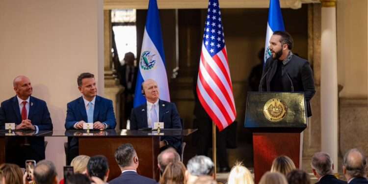 Primer Desayuno Nacional de Oración en El Salvador reúne a autoridades del locales y delegaciones internacionales