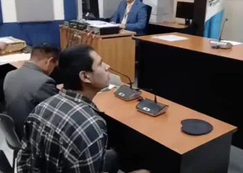 Presidente de Guatemala cuestiona al Ministerio Público por ignorar cargos graves contra presunto asesino de policías