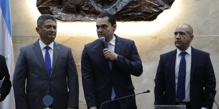 Presidente provisional del Congreso hondureño anuncia transición democrática