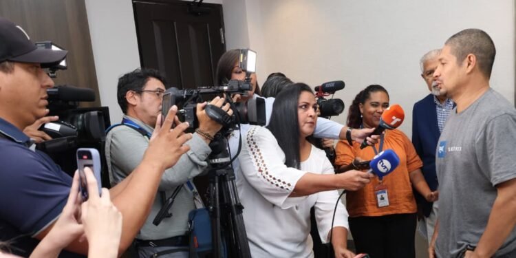 Marino panameño regresa a su país tras seis meses detenido en Venezuela y recibe el saludo del presidente Mulino