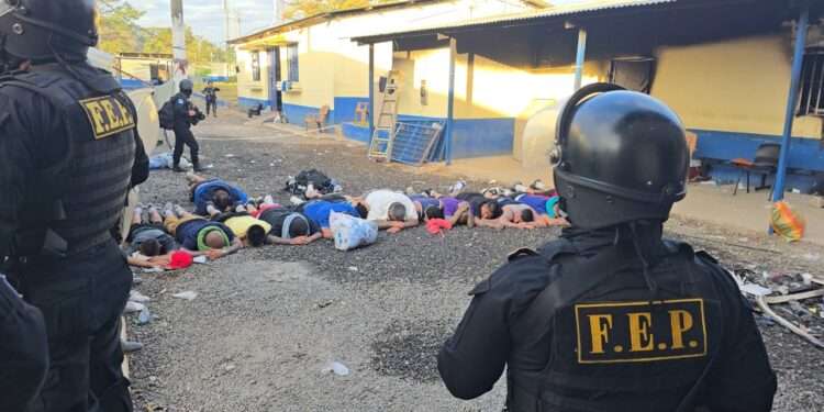 Prisioneros de penal de máxima seguridad en Guatemala tenían pistolas, explosivos y drogas, reporta la policía tras requisa
