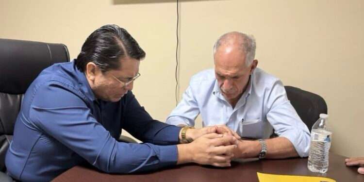 Presidente electo de Honduras y titular del Congreso participan en oración con líder evangélico