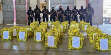 Policía de Guatemala decomisa más de mil paquetes con posible droga en Puerto Quetzal