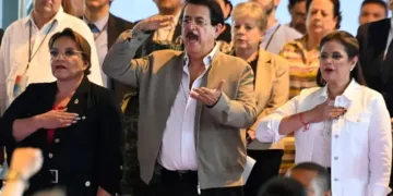 Mel Zelaya pone de ejemplo a su esposa y a su protegida política Rixi Moncada en mensaje por el Día de la Mujer Hondureña