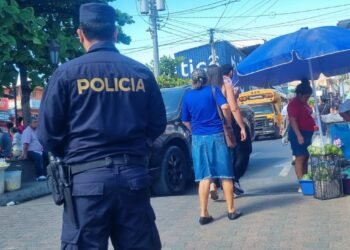 Seguridad destaca como principal logro, pero población percibe aumento del costo de la vida en El Salvador, según sondeo