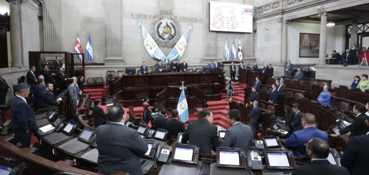 Congreso de Guatemala aprueba ampliación del presupuesto 2026 por $1.19 mil millones y presidente Arévalo celebra respaldo político